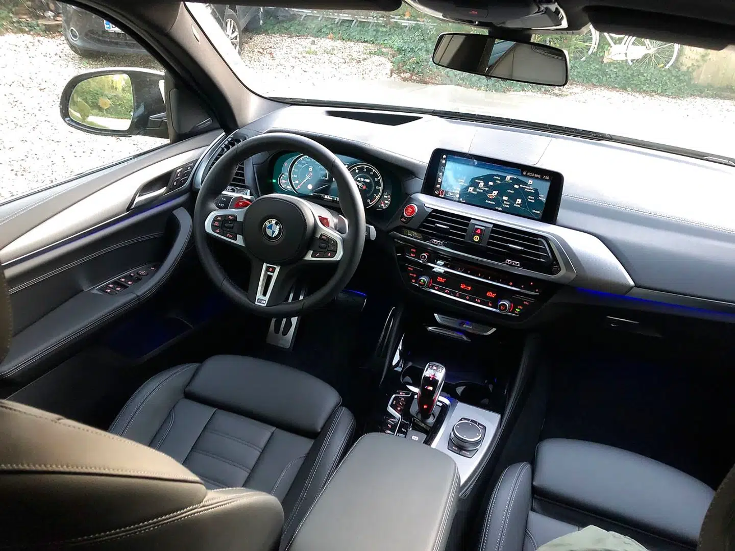 Læderkabine, blå syninger og de stedvise M-indslag kendetegner kabinen på BMW X3 M. Den er lækker, men sammenholdt med bilens pris på 1,6 millioner kroner er den ikke prangende.