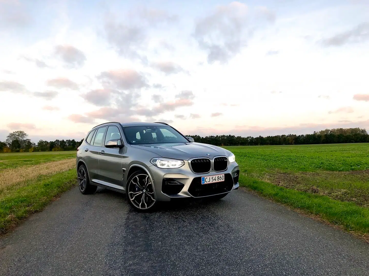 Luftindtagene på siden, de store fælge, den sorte kølergrill og den aggressive frontspoiler afslører, at det her er BMW X3 M med 480 hk.