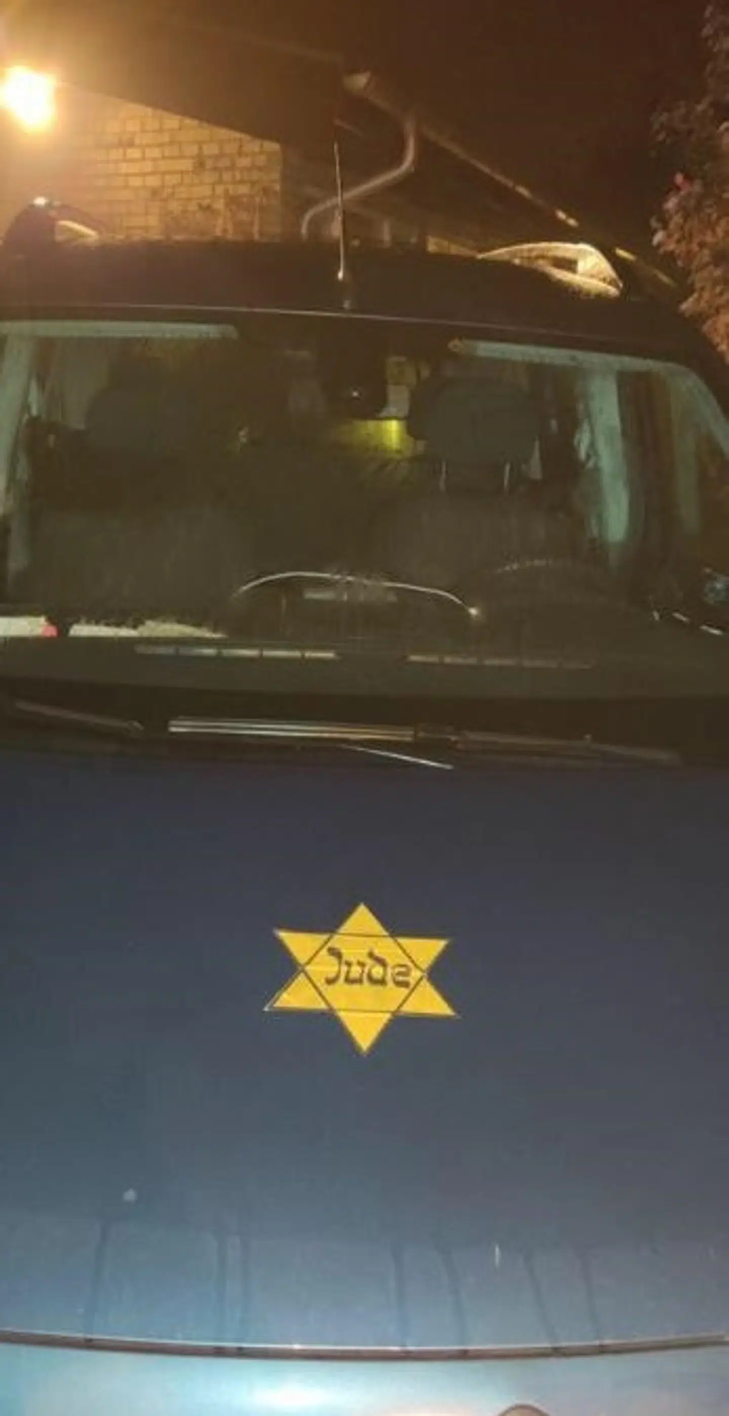 En familie i Aarhus med »en vis jødisk tilknytning« fik ifølge Det Jødiske Samfund i Danmark klistret en davidsstjerne på deres bil på årsdagen for Krystalnatten.
