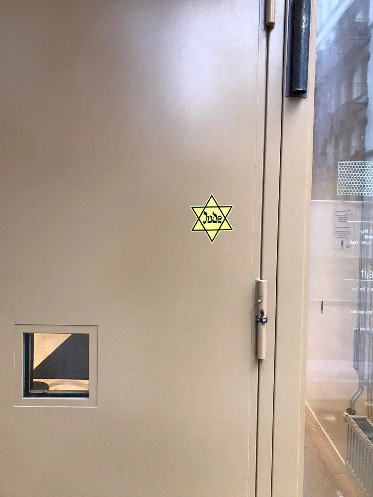 På årsdagen for Krystalnatten blev der ifølge Det Jødiske Samfund i Danmark også klistret davidsstjerner på et meninghedshus og en synagoge i Sverige. Billedet her er fra Stockholm.