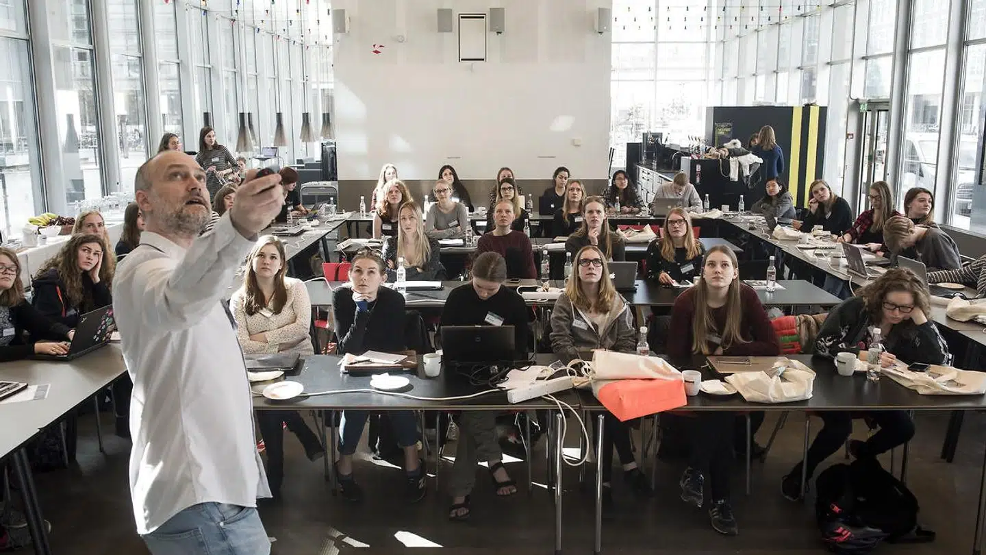 »En særlig udfordring bliver at sikre tilstrækkeligt med talenter, der har de rette it- og ingeniørkompetencer. Skal det lykkes, kommer vi ikke udenom, at flere kvinder skal vælge de tekniske uddannelser,« skriver Berit Toft Fihl. På billedet: IT-universitetet inviterer unge kvinder på programmeringsworkshop.