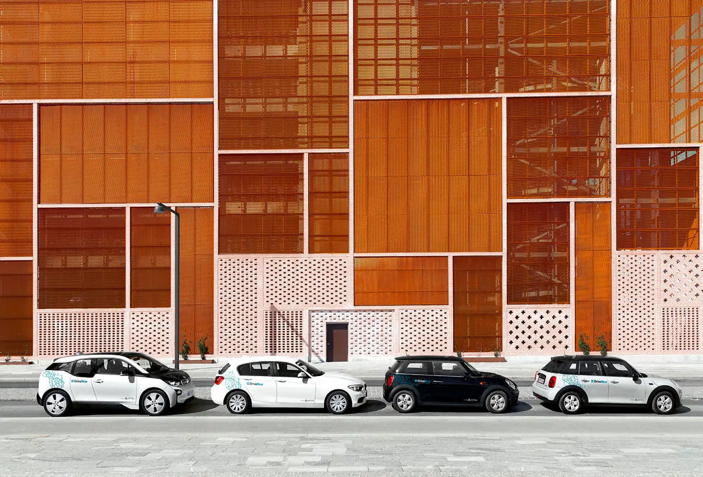 Delebilstjenesten DriveNow udlejer bybiler på minutbasis til de korte ture rundt i byen.