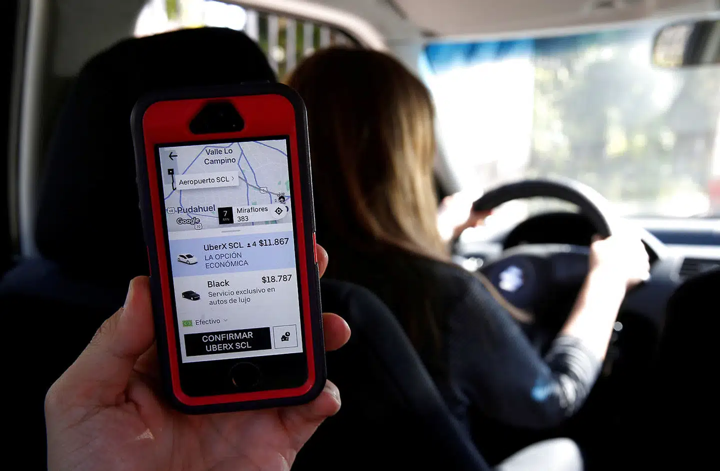 Uber er ikke længere aktiv i Danmark, men det er stort i dele af resten af verden. Filosofien er, at du kan køre taxikørsel i din egen bil, og så bestiller kunderne via Uber-appen.