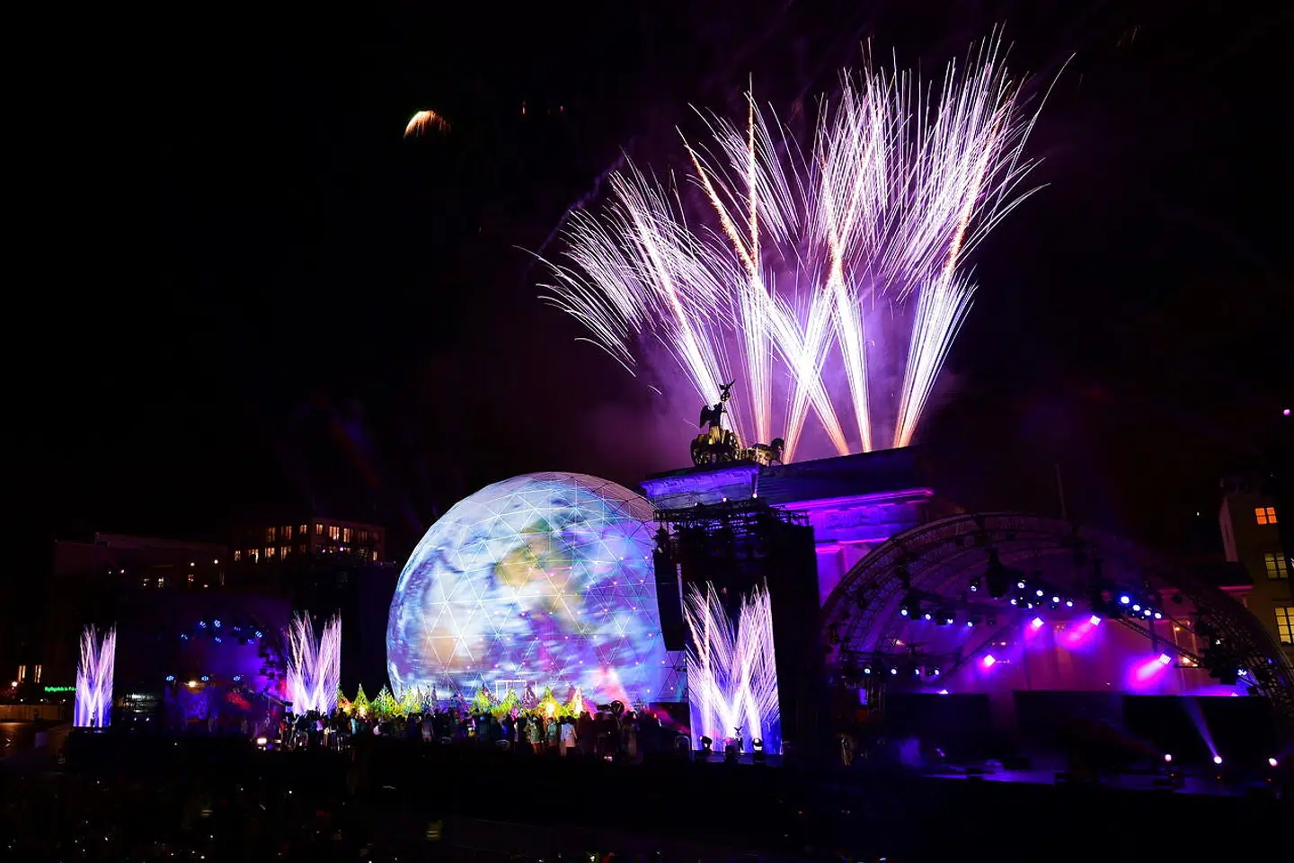 Over 100.000 fejrede lørdag aften 30 året for Berlinmurens fald foran Brandenburger Tor. Der var festligheder i hele Berlin, også ved grænseovergangen ved Bornholmer Strasse, som var den første overgang, der blev åbnet 9. november 1989.
