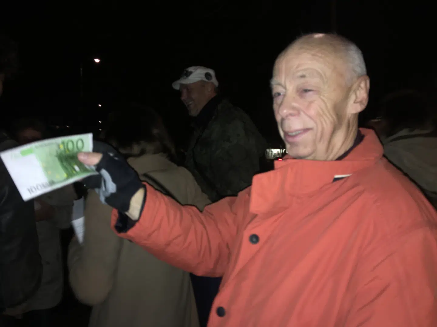 Flere østtyskere havde taget pengesedler med til Bornholmer Strasse lørdag 9. november 2019 for at mindes, at de i Vestberlin modtog »velkomstpenge«, da de kom over grænsen (Begrüssungsgeld), nærmere bestemt 100 DM.