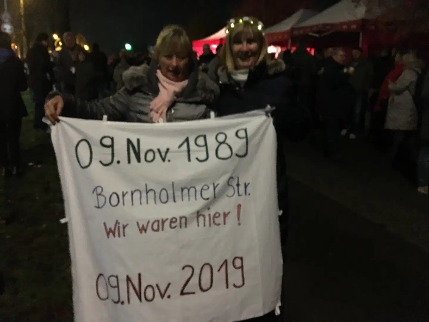 Hundredevis af østberlinere, der gik over grænsen ved Bornholmer Strasse 9. november 1989, var lørdag aften 30 år senere nede ved grænseovergangen.