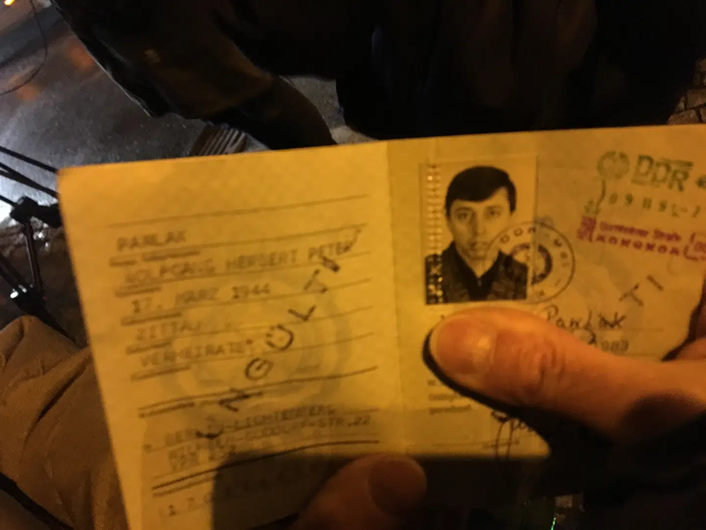 Flere østtyskere havde 9. november 2019 taget deres DDR-pas med ned til grænseovergangen ved Bornholmer Strasse, hvor de for første gang kunne komme til vesten, da Muren faldt.