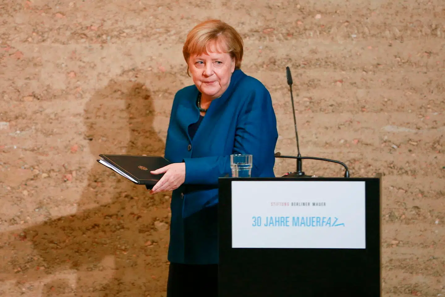 Kansler Angela Merkel talte ved mindehøjtideligheden ved Bernauer Strasse. Merkel, der er østtysker, gik over ved grænseovergangen ved Bornholmer Strasse natten mellem 9. og 10. november.