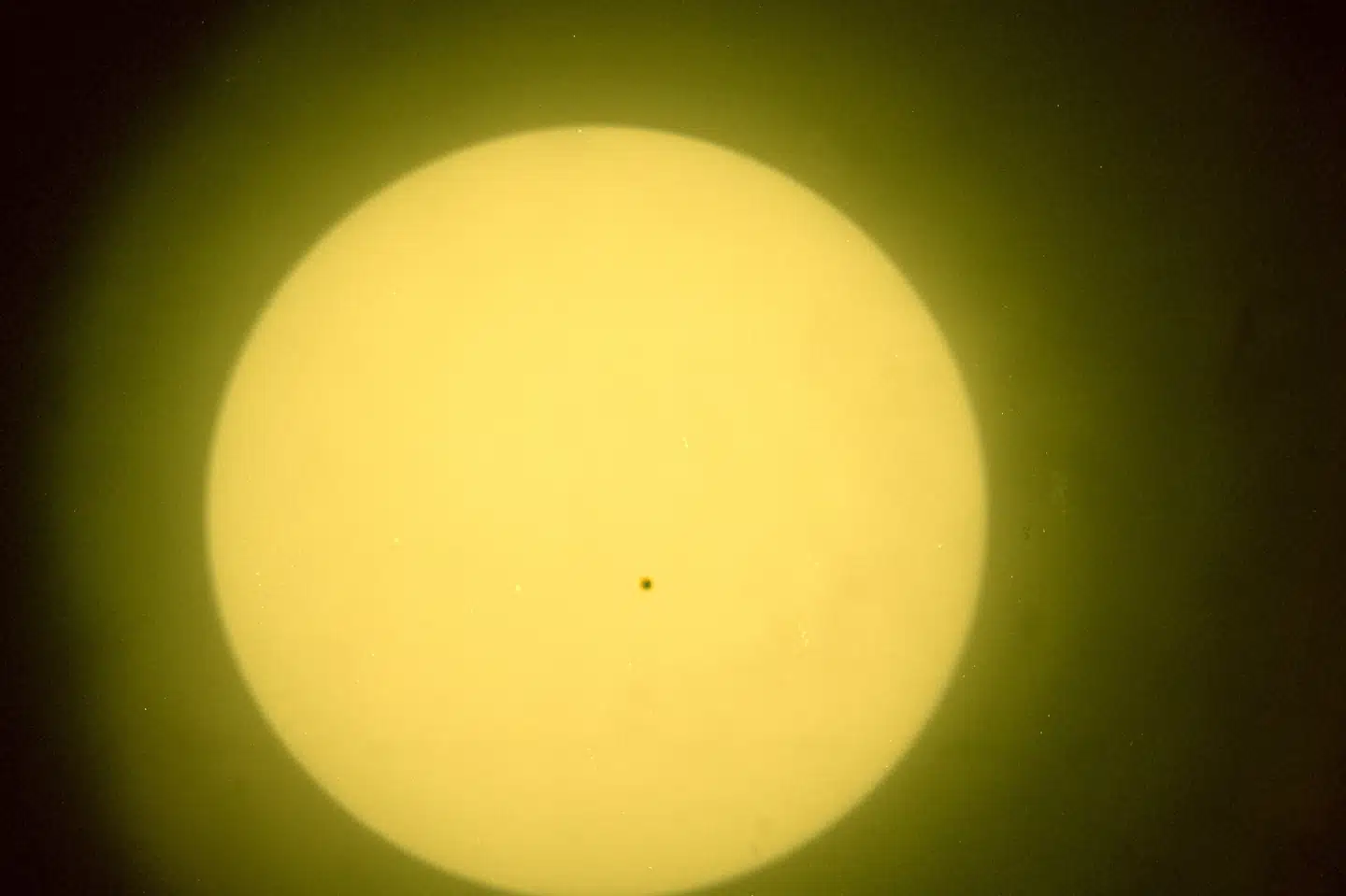 Så lidt fylder solsystemets inderste planet, Merkur, der her ses som en lille prik nær solens midte. Det sker i gennemsnit kun 13 gange på et århundrede, at en Merkur-passage hen over solen kan ses fra Jorden. Fænomenet indtræffer mandag den 11. november om eftermiddagen. Julian Radzik/Ritzau Scanpix