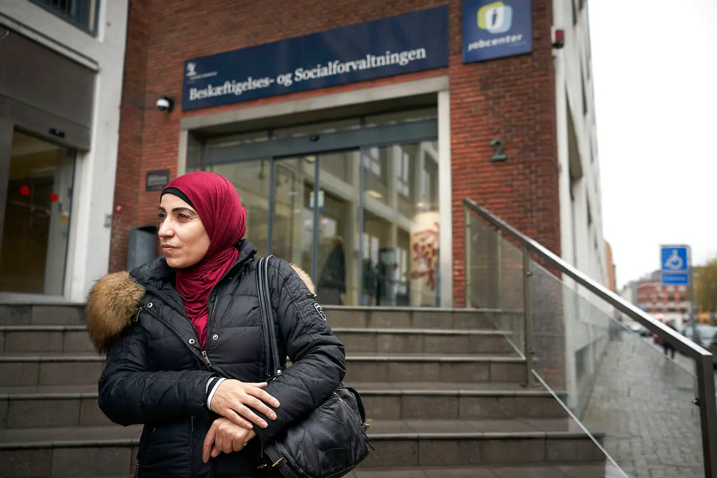 50-årige Rania vil gerne i arbejde. Hun er flygtning fra Syrien og fortæller, at det var hendes mand, der arbejde, da familien boede i hjemlandet. Selv har hun aldrig haft et arbejde, men det er nødvendigt i Danmark, for sociale ydelser dækker ikke familiens behov, fortæller hun.