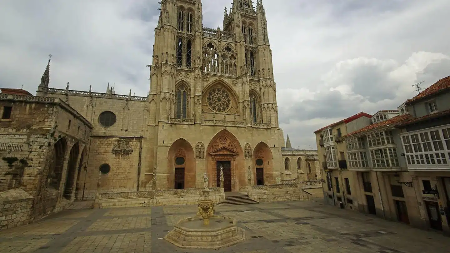 Katedralen er en af seværdighederne i Burgos. Byen er grundlagt i 884 som en del af kampen mod maurerne, mens selve katedralen først blev påbegyndt i 1221. Den rigt udsmykkede kirke er blandt meget andet stedet, hvor El Cid – en helt fra det 11. århundrede, der var meget aktiv i kampen mod maurerne – ligger begravet. Flere statuer i Burgos refererer til El Cid.