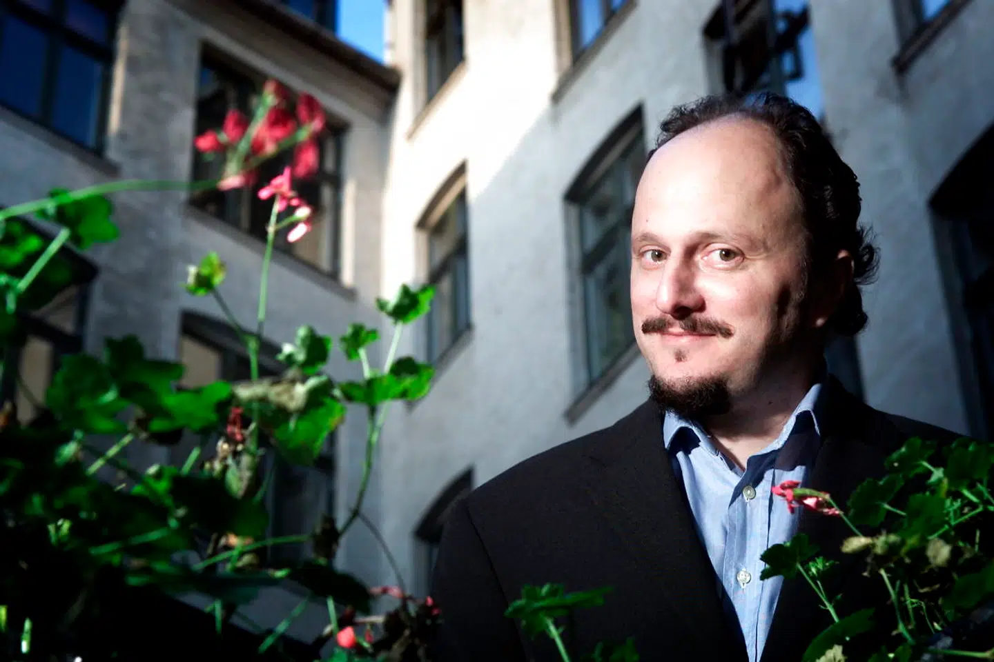 »Tilsammen giver historierne om disse forskelligartede specifikke karakterer en bredere karakteristik af en dimension af den amerikanske samtidsmentalitet og -stemning,« skriver Mette Høeg om Jeffrey Eugenides' »Andenhåndsvidne«.