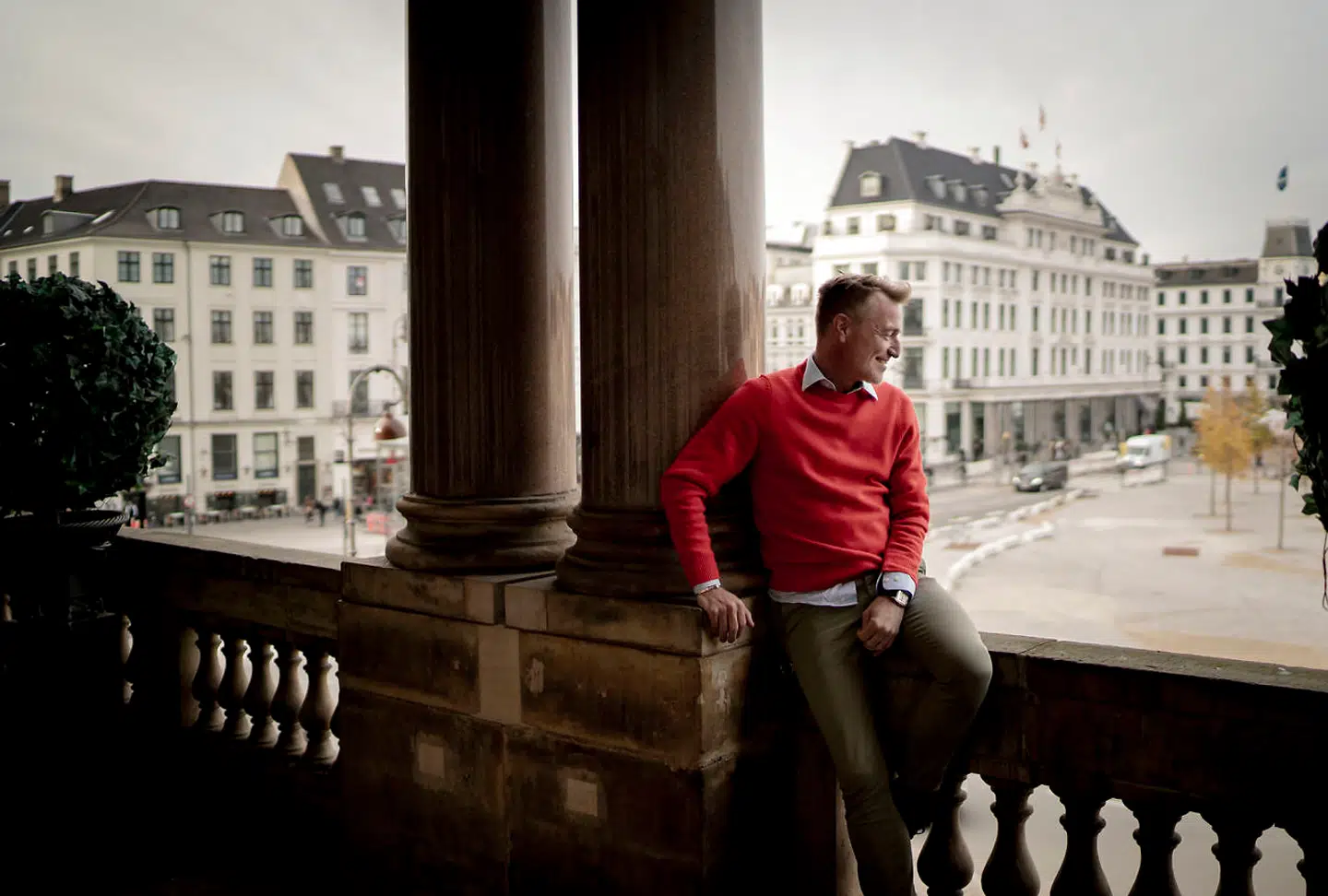 Efter at store dele af Kongens Nytorv i mere end syv år har været spærret inde bag Metro-byggeriets meterhøje grønne hegn, glæder Nikolaj Hübbe sig over nu igen at have udsigt til Krinsen med nyplantede lindetræer fra balkonen på Gamle Scene. »Jeg havde kun været balletmester et år, da hegnet kom op, og jeg tænkte bare – hvor er mit hjem? Det er så skønt at kunne se torvet igen,« siger han.