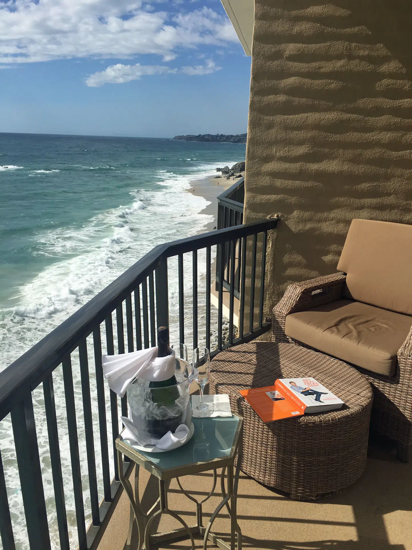 Hotellet Surf and Sand – hvor Ole Henriksen nyder at se ud over bølgerne, mens han gennemlæser sin egen bog.