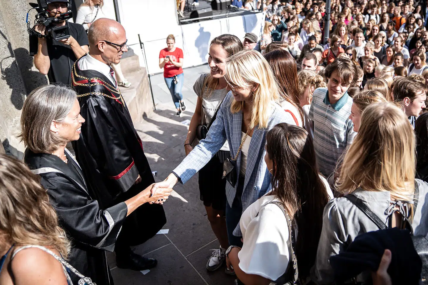 Rektor Henrik C. Wegener og prorektor Bente Merete Stallknecht giver håndtryk til alle de nye studerende til immatrikulation på Københavns Universitet fredag 30. august 2019.