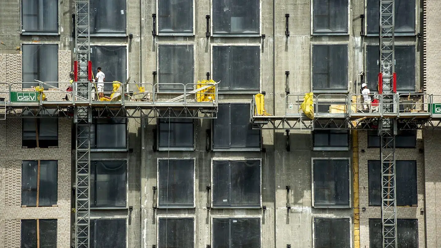 »Det kan gå helt galt, hvis den øgede indkomst i den private sektor samtidig øger efterspørgslen efter offentligt forbrug uforholdsmæssigt meget,« skriver Otto Brøns Petersen. Foto: Håndværkere arbejder på byggeplads.