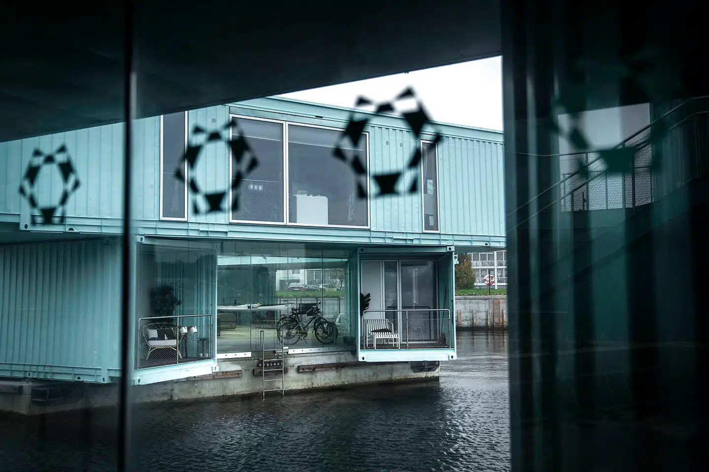 Lejlighederne i stueetagen har en lille terrasse ud til vandet.