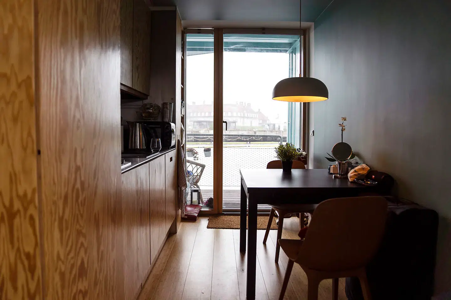 De aflange lejligheder er smalle, men udstyret med et fuldt brugbart køkken og plads til et lille bord.