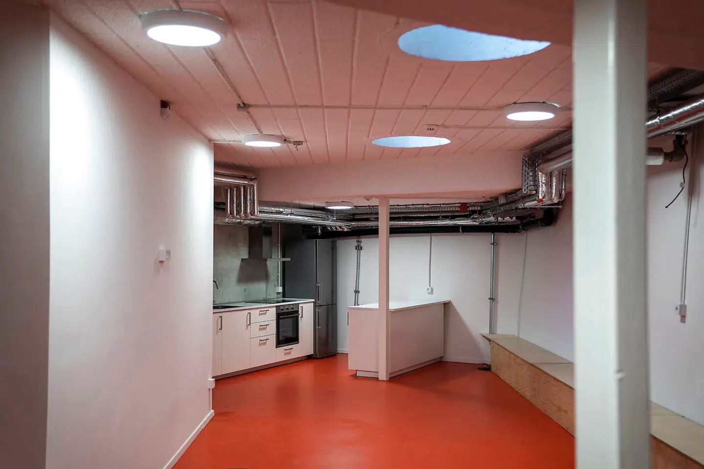 Fællesrummet i kælderen mangler stadig en kærlig hånd.