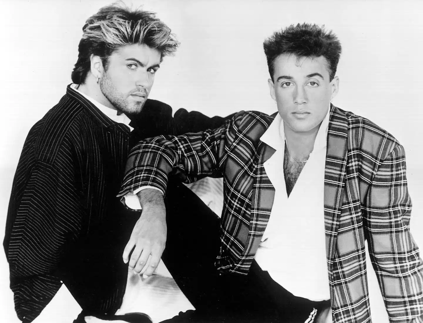 Popduoen Wham! – George Michael (tv.) og Andrew Ridgeley – blev en af 1980ernes største musikalske succeser. De lavede bunkevis af hits, bl.a. »Club Tropicana«, »Wake Me Up Before You Go-Go« og »Edge of Heaven«. George Michael arbejdede mere og mere på egen hånd og ville gerne lave musik, der var rettet mod et mere voksent publikum. I foråret 1986 bekendtgjorde Wham! deres brud, og George Michael gik solo.