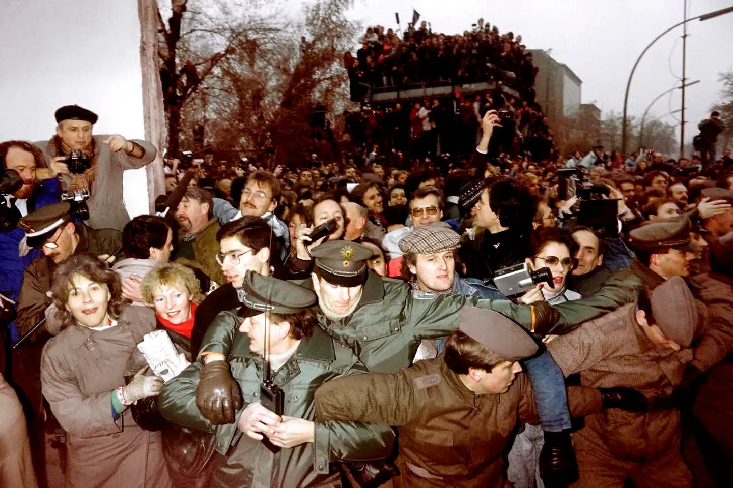 I dagene efter 9. november 1989 var der tumult ved mange af grænseovergangene i Berlin. Her ses Potsdamer Platz. Efter en kaotisk pressekonference af talsmanden Günther Schabowski blev Berlinmuren åbnet. Bjarne Brynk Jensen, der var dansk udvekslingsstuderende i DDR, var én af de få danskere, som oplevede Berlinmuren og DDR-statens fald indefra.