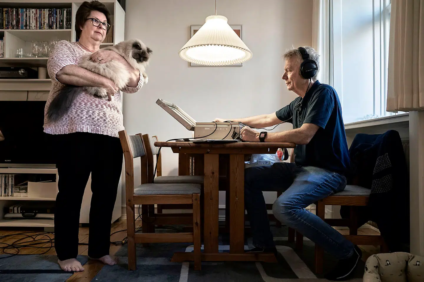 Susan Jeppesen og hendes kat Ikaros i Haraldsgade har svært ved at leve med støjen fra Cityringen. Akustikeren Claus Backalarz fra Force Technology er kommet for at måle støjen.