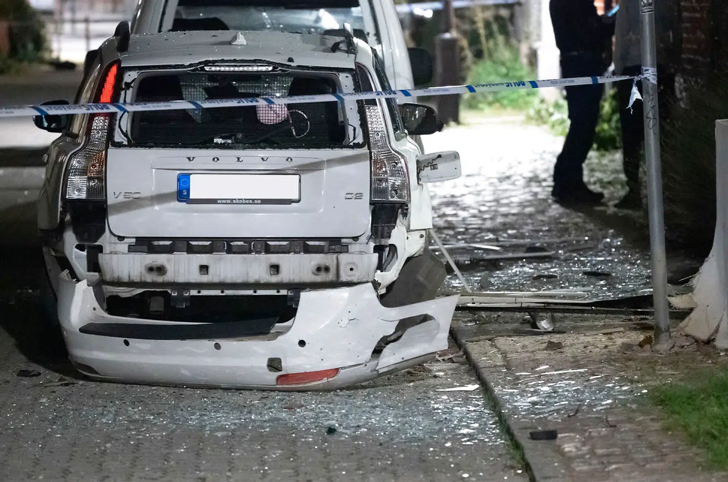 Malmö: Politiet spærrer af, efter at en eksplosion har ødelagt en bil.