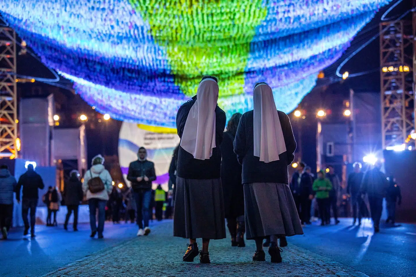 Tyskland er ved at gøre klar til den store jubilæumsfest for 30-året for Berlinmurens fald. Ved Brandenburger Tor er der blandt andet blevet opstillet en installation, »Visions in motion«, hvor 30.000 har nedfældet deres ønsker på små bånd. På grund af Tysklands dramatiske historie er der imidlertidig ingen, der vil ophøje dagen til en officiel helligdag. 9. november henviser nemlig også til et af de mørkeste kapitler i tysk historie.