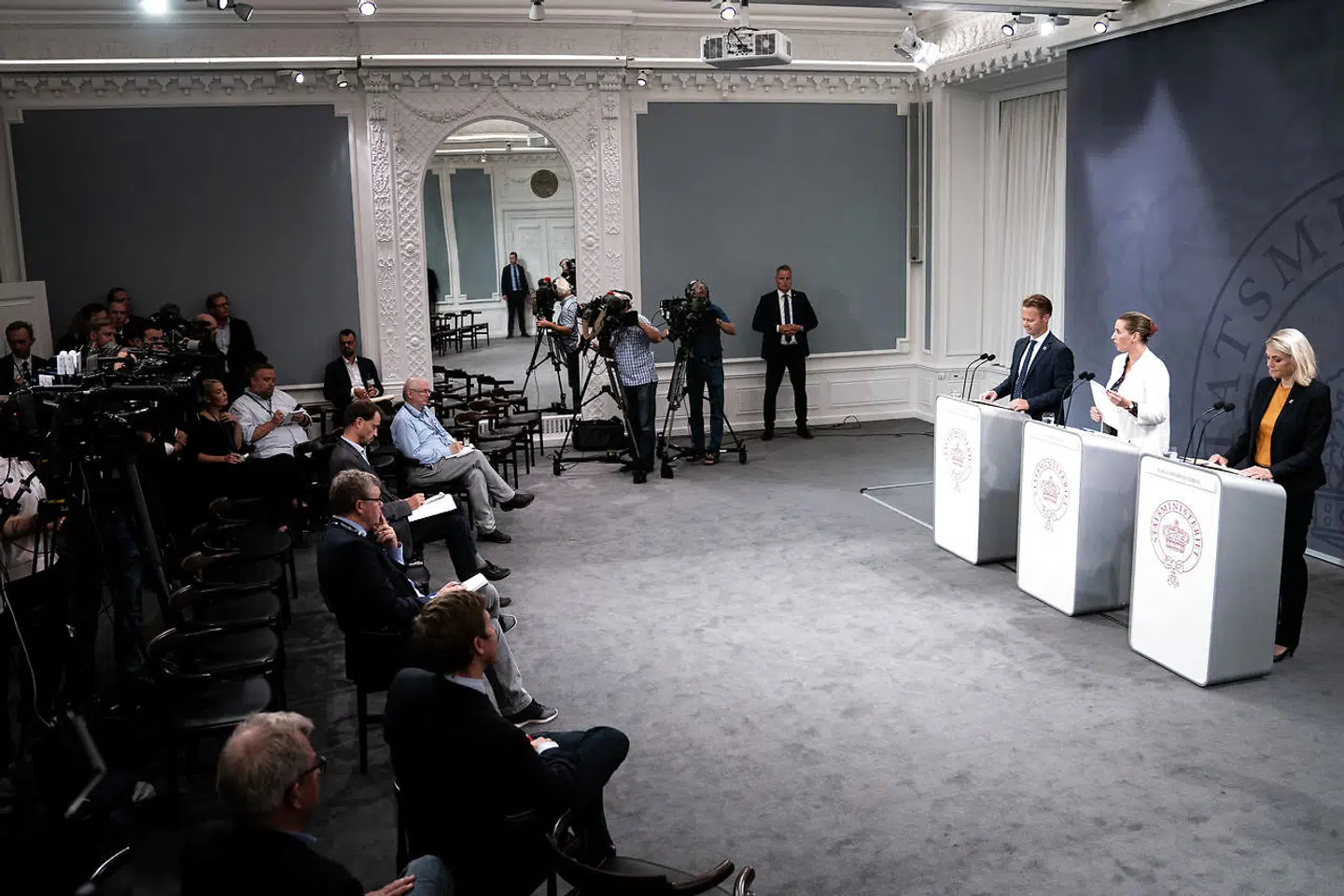 Statsminister Mette Frederiksen (S), udenrigsminister Jeppe Kofod (S) og forsvarsminister Trine Bramsen (S) præsenterede i september fire militære tiltag, hvoraf to indebærer danske tropper i Mali. De to tiltag blev vedtaget af Folketinget i oktober.