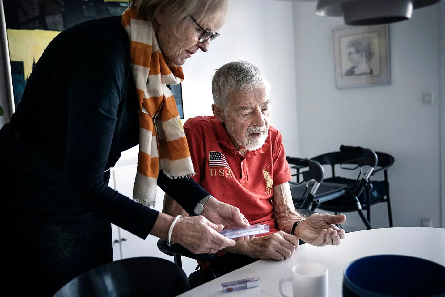 Britta Roll må kæmpe hårdt for at få fat i den medicin, der skal hjælpe hendes Parkinson-syge mand Folkmar Roll. Flere og flere patienter oplever, at medicinen er udgået og i restordre.