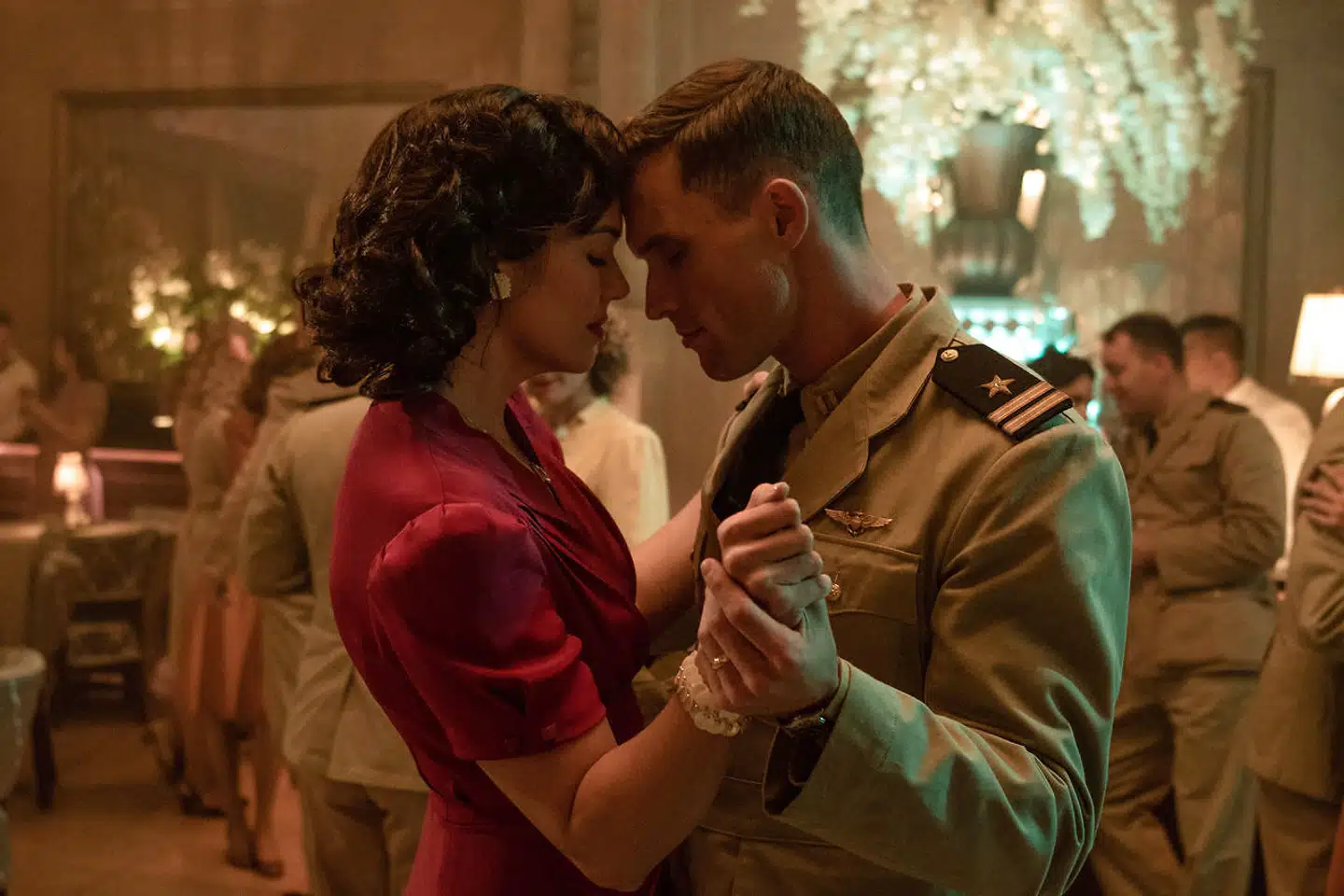 »Jeg er stadig ikke overbevist om, at han er en god skuespiller, men han er egentligt ret perfekt som Dick Best,« skriver Stephanie Caruana om Ed Skrein, der spiller den testosteronfyldte pilot, der også får tid til at danse med Mandy Moore