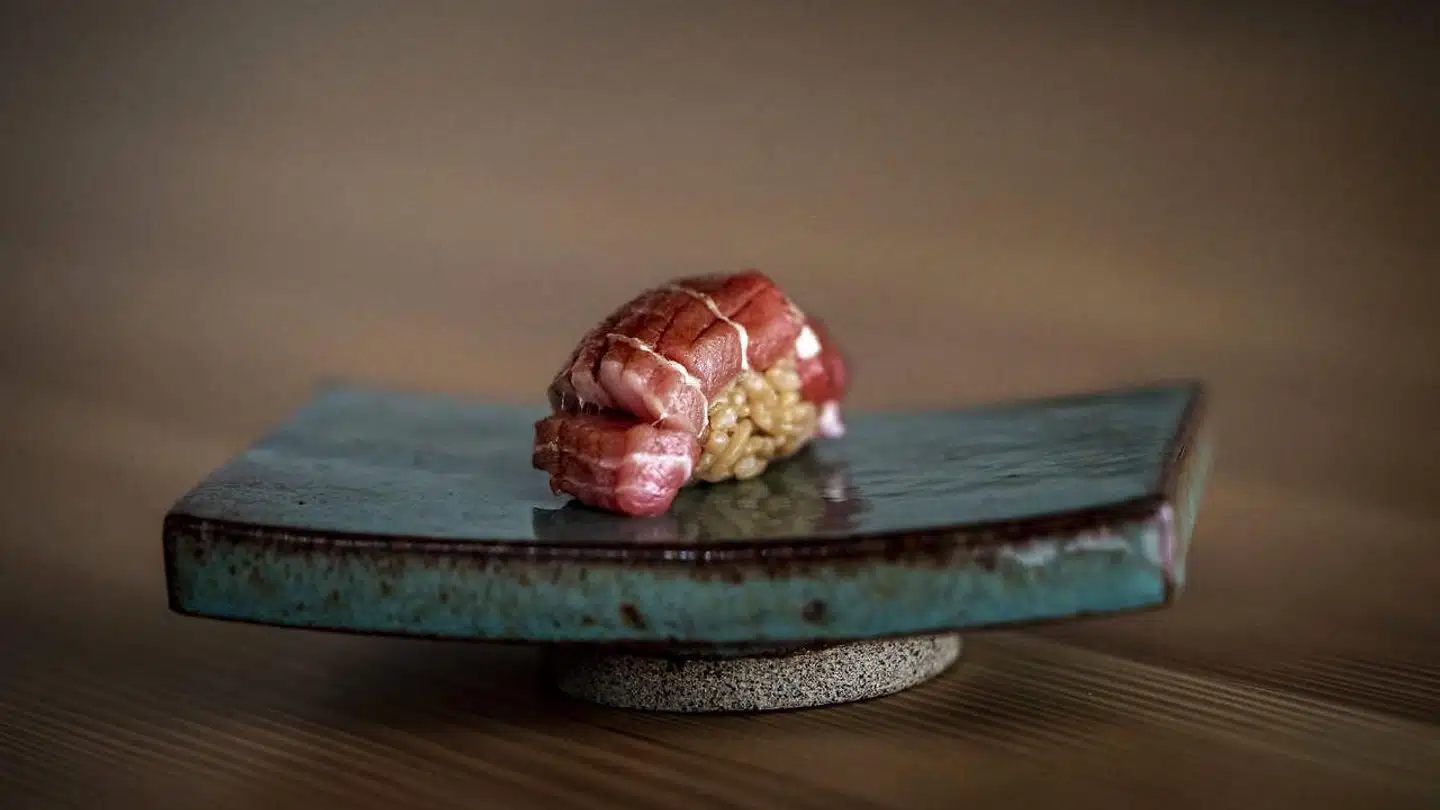 Sushi Anaba er, som navnet antyder, japansk og er en ny restaurant i København. Her er det chutoro-tun – en del af menuen, som vi giver seks stjerner.