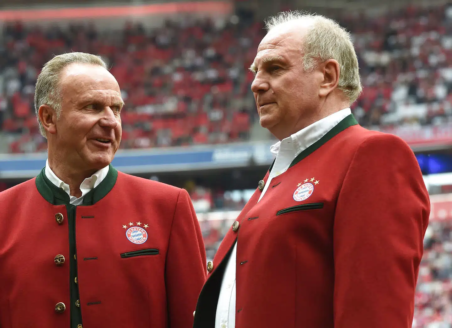 Det var bestemt ikke alle fans, der udviste forståelse for Bayern-ledelsens pressekonference i 2018. Efter nederlaget til Paris Saint-Germain beskyldte Uli Hoeness (th.) og Karl-Heinz Rummenigge (tv.) tyske medier for ikke at overholde den tyske grundlovs artikel 1: Alle menneskers værdighed er ukrænkelig.