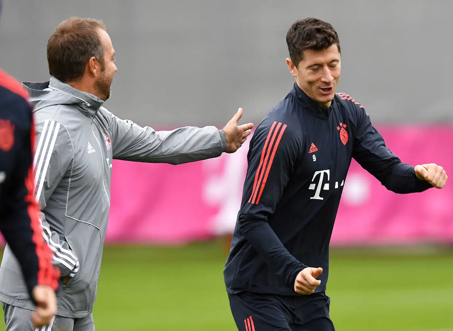 Robert Lewandowski (th.) har med sine mange mål nærmest alene holdt hånden under Bayerns sæson. Bayern har trods alt stadig chancen for at indhente førerholdet Borussia Mönchengladbach. Til venstre ses den nye midlertidige træner, Hansi Flick, der også er tidligere Bayern-spiller.