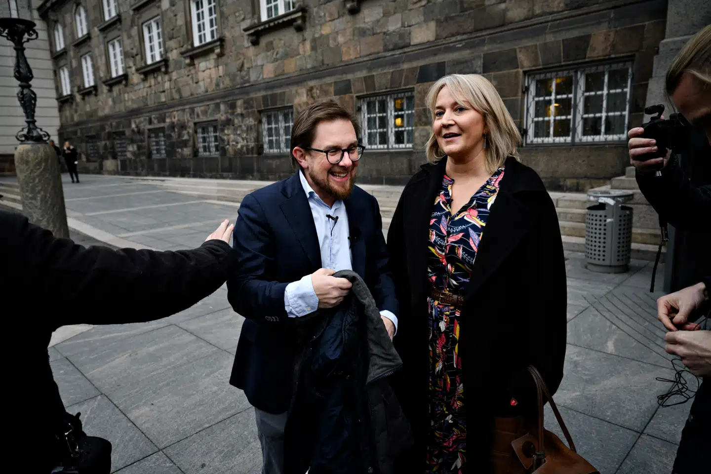 Christina Egelund og Simon Emil Ammitzbøll-Bille ved Christiansborg efter nyheden torsdag morgen om, at de tidligere profiler for Liberal Alliance stifter partiet Fremad.