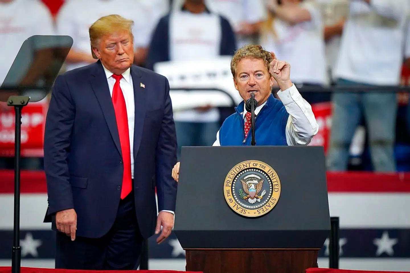 Mens præsident Donald Trump så på, holdt hans nære støtte, senator Rand Paul, en brandtale under præsidentens valgstævne i Kentucky mandag aften.