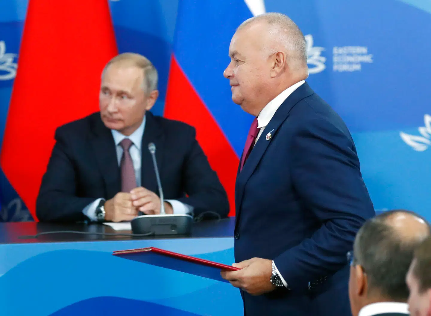 Ruslands præsident, Vladimir Putin, sammen med chefen for Ruslands stastlige nyhedsbureau Rossiya Segodnya, som Putin personligt udpegede til posten i 2013.