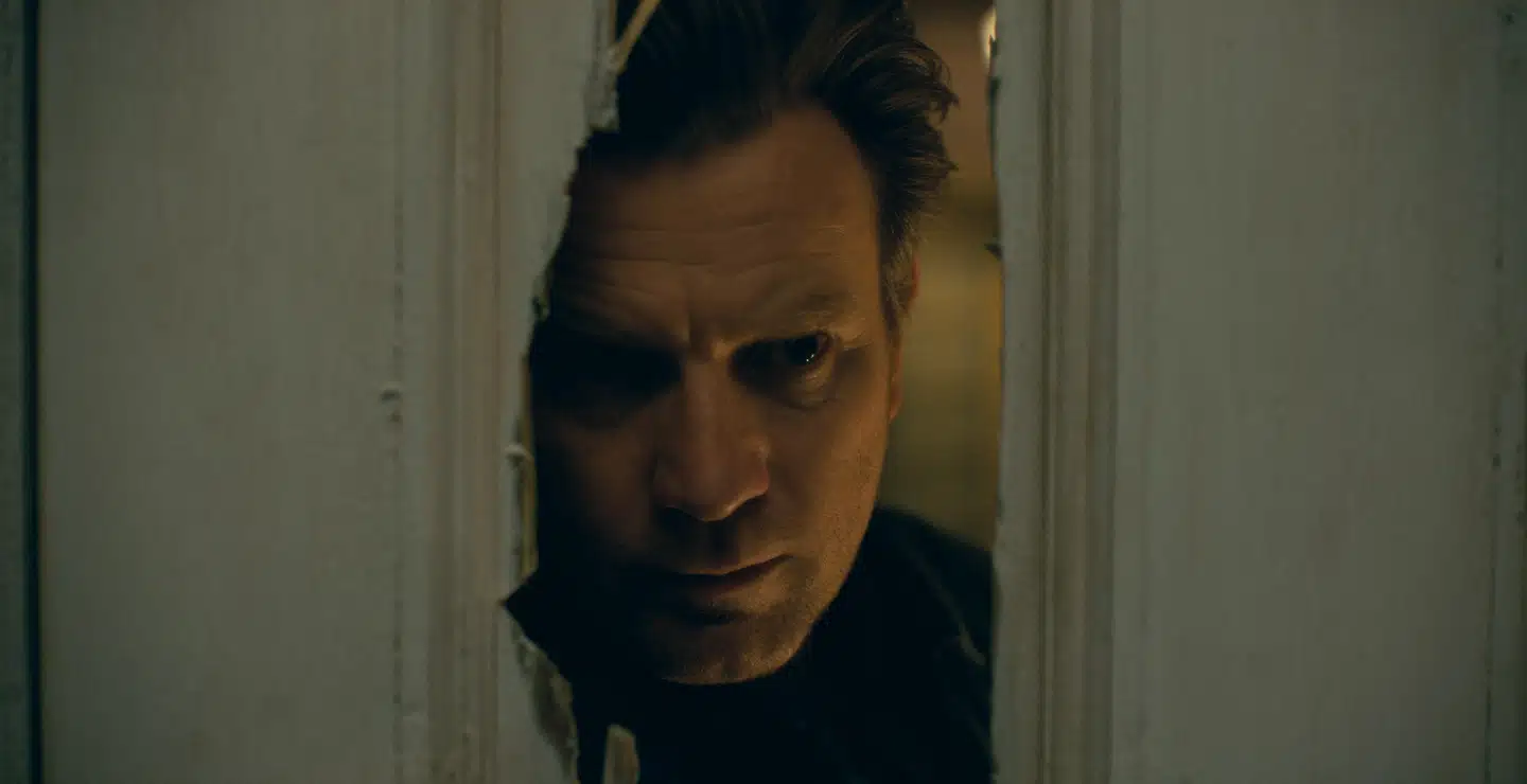 Instruktør Mike Flanagan forsøger virkelig at genskabe magien fra »The Shining« ved at reproducere ikoniske scener, lokationer og kameravinkler i »Doctor Sleep«. Desværre er resultat søvndyssende.