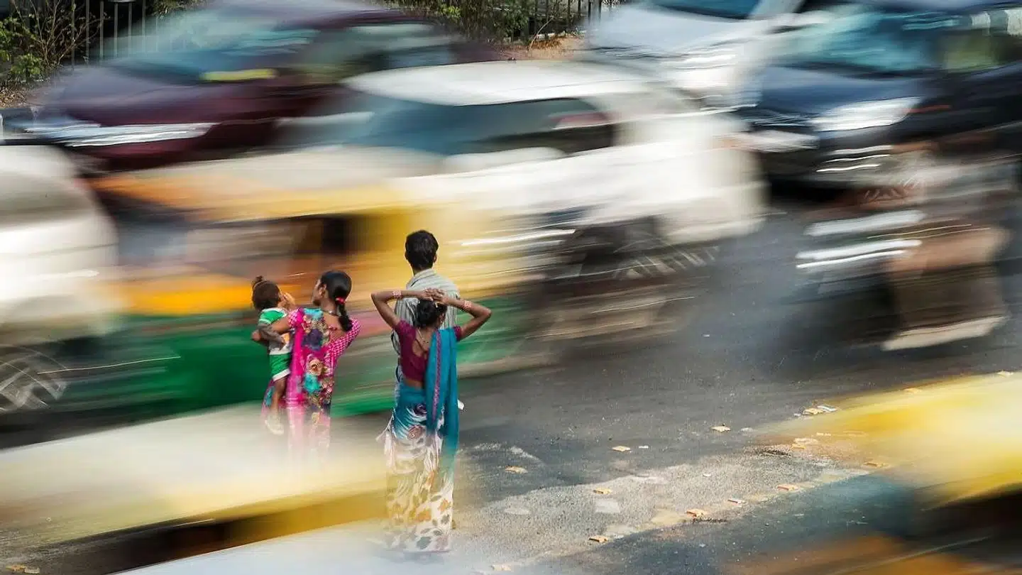 »Verdensbefolkningen skal stabiliseres og, ideelt set, gradvist reduceres.« Sådan lyder den nok mest opsigtsvækkende erklæring i det dystre klimaopråb, der er underskrevet af over 11.000 forskere fra 153 lande. Her foto fra myldretiden i Indiens hovedstad New Delhi, der aktuelt er i en form for undtagelsestilstand som følge af massiv luftforurening.