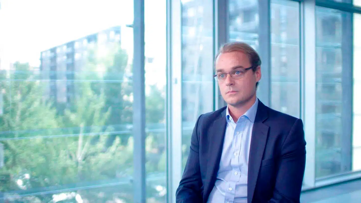Når man skal interviewes af dansk fjernsyn og er repræsentant for Blackstone, tager man slipset af.