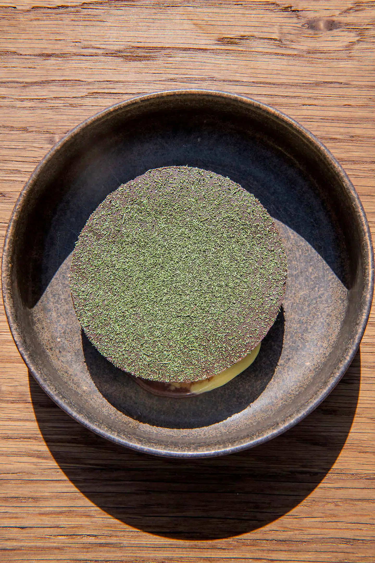 Den fine dessert på Aloutte, der gemte sig under et låg af chokolade, drysset med citronverbena, bestod af en rarbarber semifreddo (parfait).