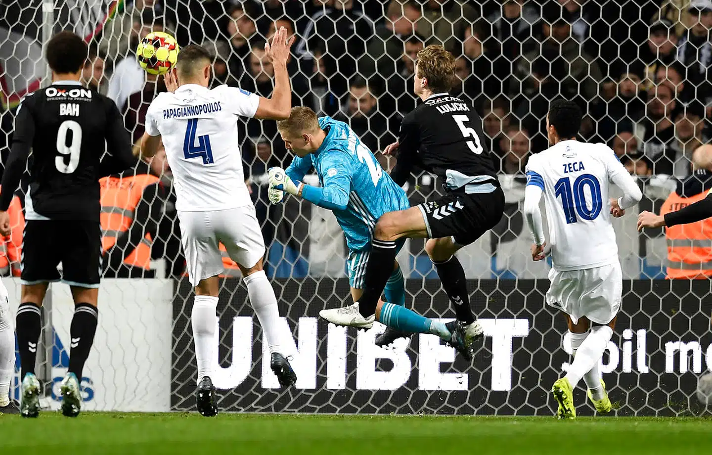 Bagmandspolitiet advarer i en ny rapport om, at hvidvaskrisikoen er høj, når det kommer til »klassiske« væddemål, der foregår i en kiosk, som også kaldes for »landbaserede væddemål«. Denne type væddemål kan eksempelvis tælle fodboldkampe, mens det altså ikke gælder online-spil. Spillerne og kampen, der fremgår af billedet her, har intet med Bagmandspolitiets rapport at gøre. Foto: Lars Møller/Ritzau Scanpix