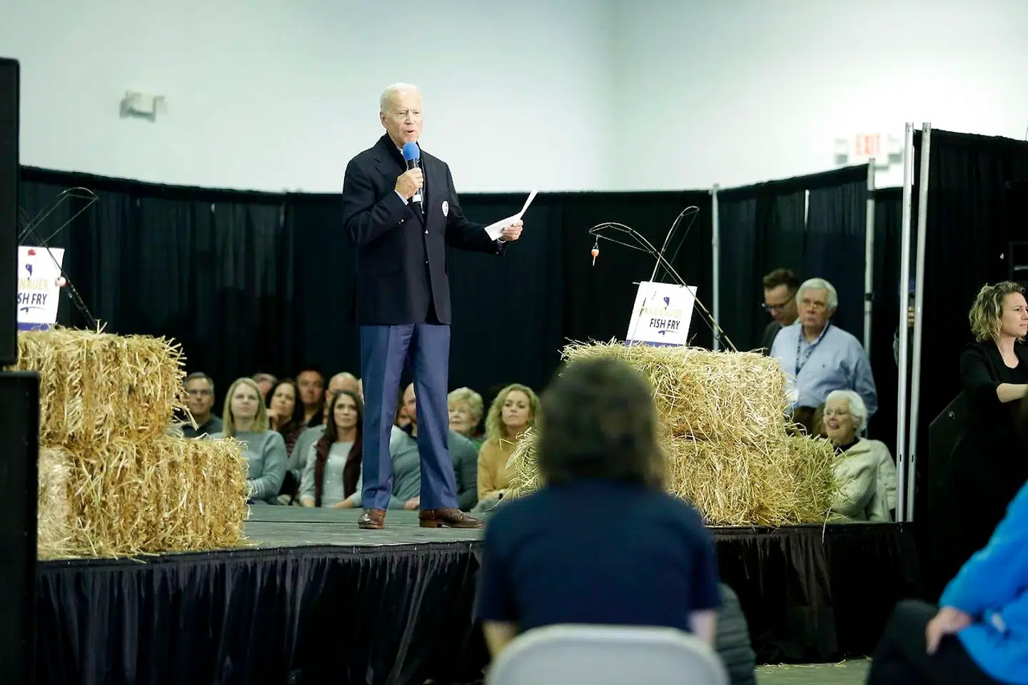 Tidligere vicepræsident Joe Biden taler til et vælgerstævne i Cedar Rapids, Iowa, mellem nogle halmballer. Trods hans favoritposition tiltrækker hans stævner ikke mange mennesker, og ofte er der ledige stole.