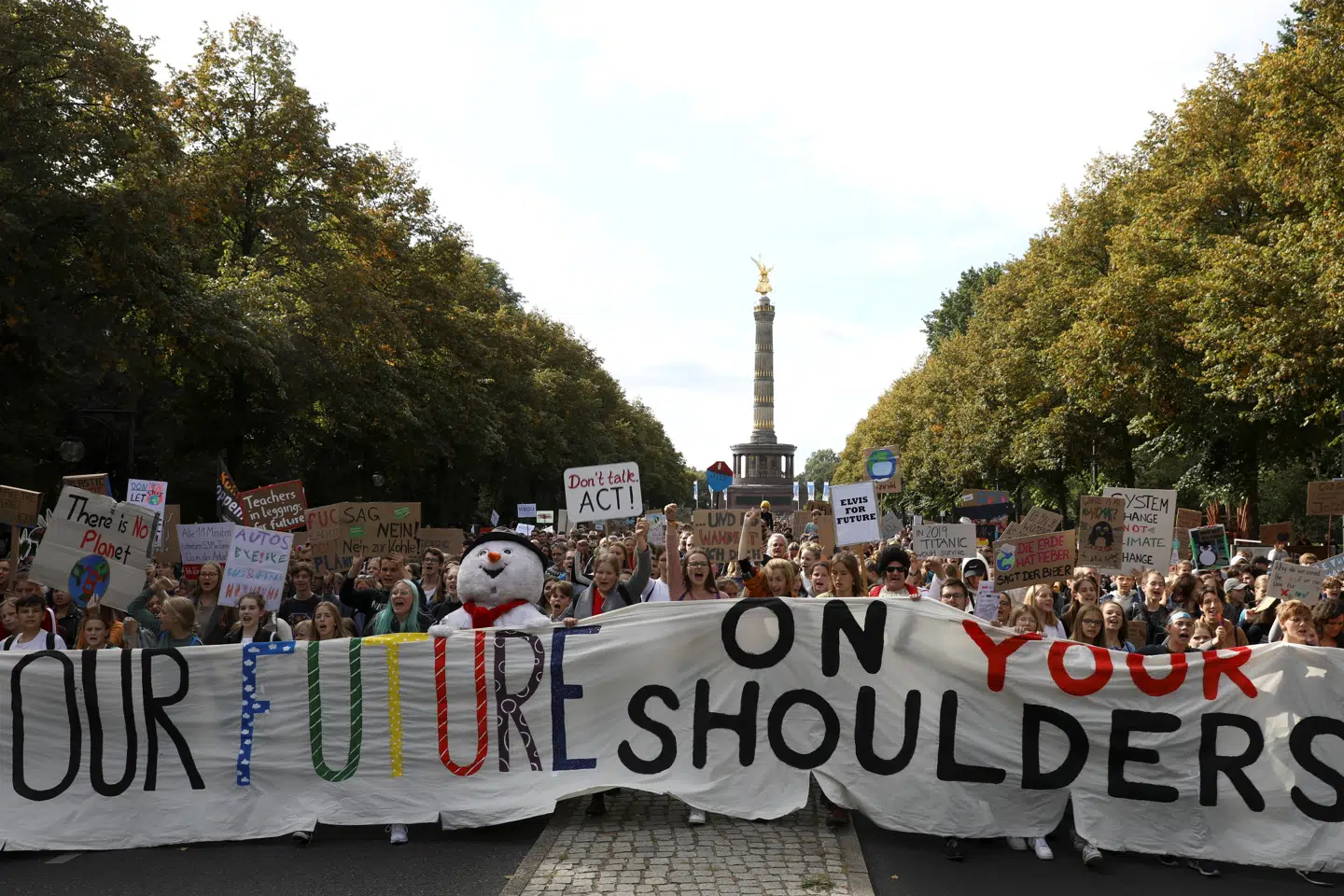 Forskere finder opmuntring i, at flere og flere mennesker jorden rundt begynder at demonstrere for klimaet. For der er behov for hanlding her og nu, advarer de. Parisaftalens mål er langt fra nok, skriver de flere end 11.000 forskere i en erklæring. Her ses en klimademonstration i Berlin i septebmer. Christian Mang/Reuters