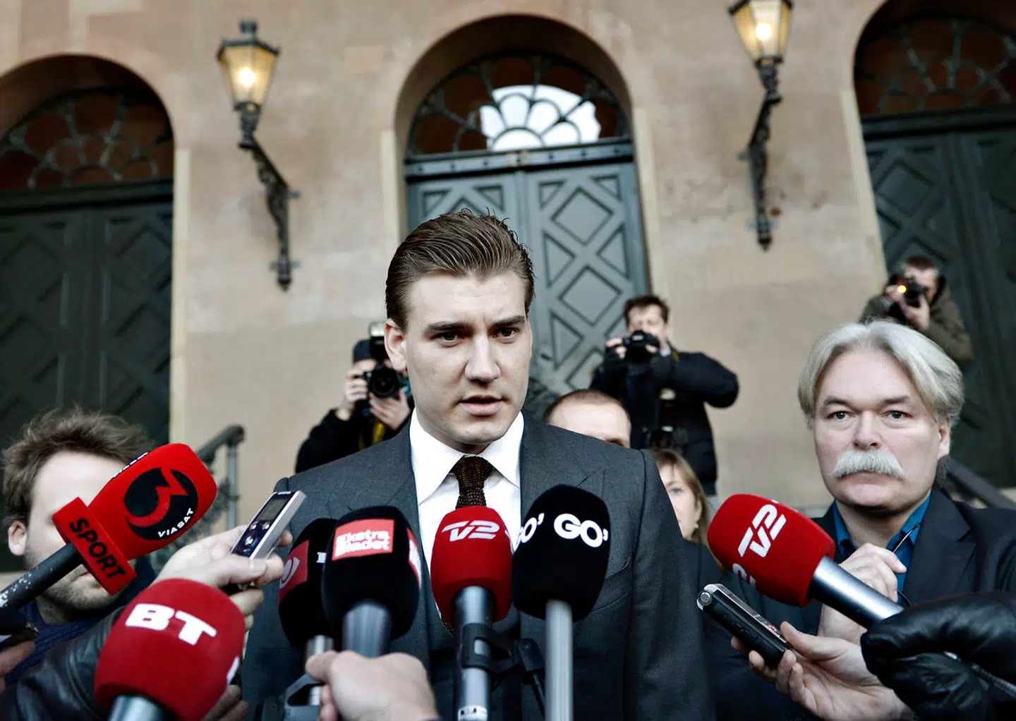 Nicklas Bendtner havde en konvolut med 100.000 i inderlommen, da en betjent stoppede ham for spirituskørsel en aften i 2013. Bendtner tilbød betjenenten pengene, men fik at vide, at han skulle »holde sin kæft«. Efterfølgende blev Bendtner idømt en bøde på mere end 800.000 kroner ved byretten i København.
