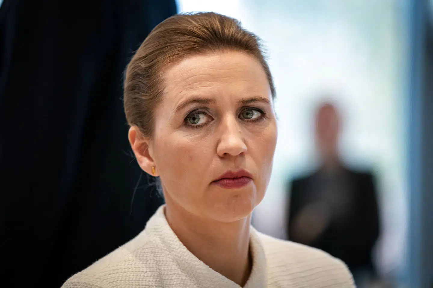 »Spørgsmål om ansættelse i staten generelt og generelle personalemæssige spørgsmål hører under skatteministerens ressort.« Sådan lyder statsminister Mette Frederiksens begrundelse for, hvorfor hun ikke vil møde i samråd for at svare på, hvorfor syv af ni nyansatte presse- og kommunikationschefer i ministerierne har bånd til regeringen.
