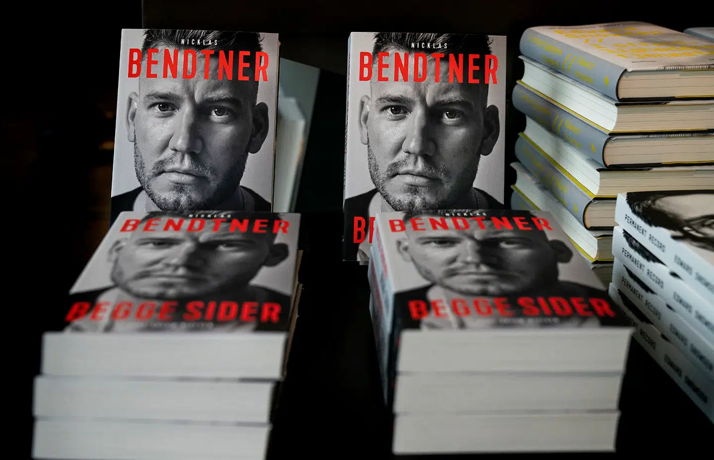 Niclas Bendtners selvbiografi indeholder ifølge BT blandt andet en bredside mod FCK-spillerens nuværende holdkammerat Victor Fischer.