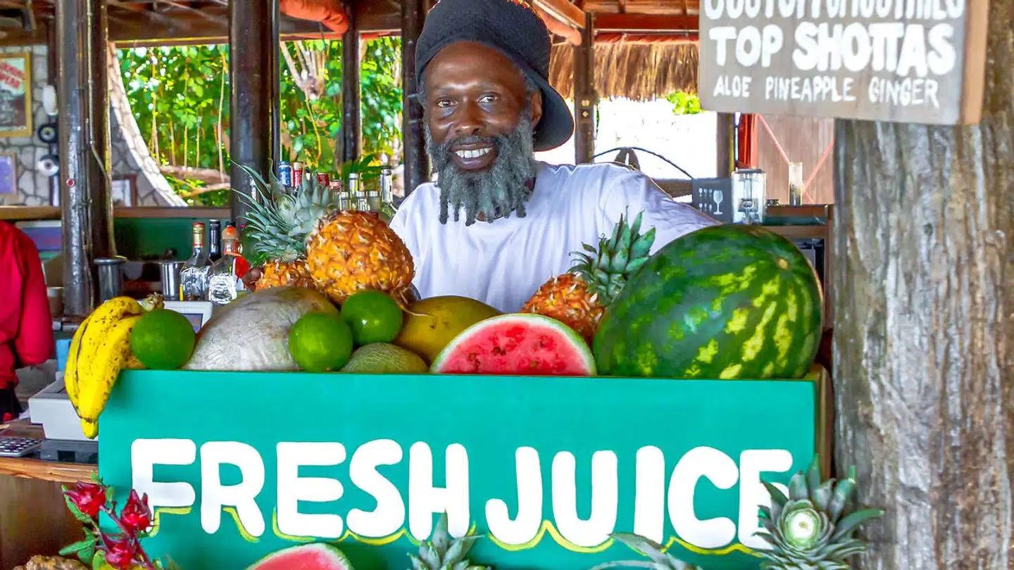 Friske råvarer og lækker reggae er noget af det, der virkelig tæller i Jamaica. Her ved hotellet Rockhouse, et af de mange cool og smukke hoteller på øen.