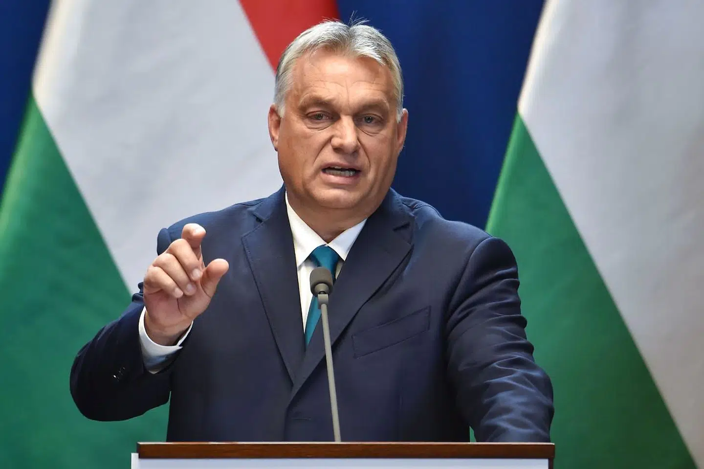 Ungarns premierminister, Viktor Orban, er en fremtrædende figur på Europas yderstre højrefløj og en hård kritiker af eliten i Bruxelles og Europa. Men Orban er ikke bleg for at tage imod penge fra EU. Han har brugt europæiske midler til at berige sine venner og familie, beskytte sine politiske interesser og straffe sine rivaler.