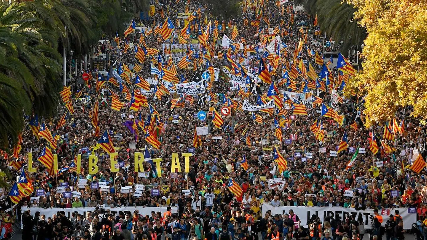 »De catalanske separatisters adfærd er sadistisk, mens de ekstreme højre-kræfter i Spanien er masochister. Og modsat, hvad nogen tror, så er sadisten ikke interesseret i masochisten og omvendt,« skriver Finn Janning.